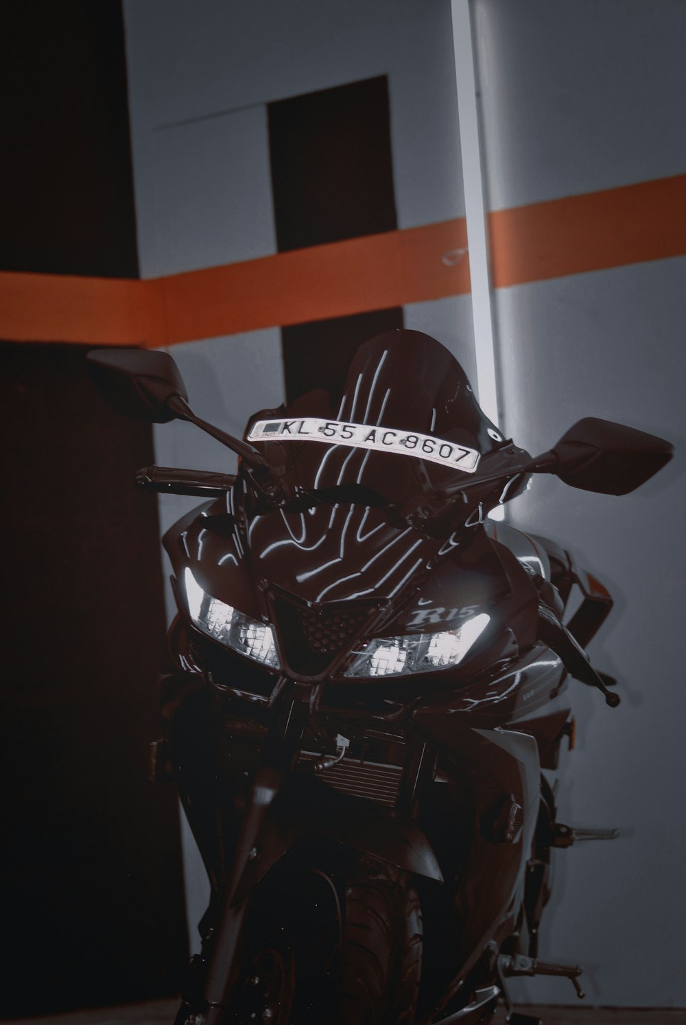 黒と白のオートバイのヘルメット