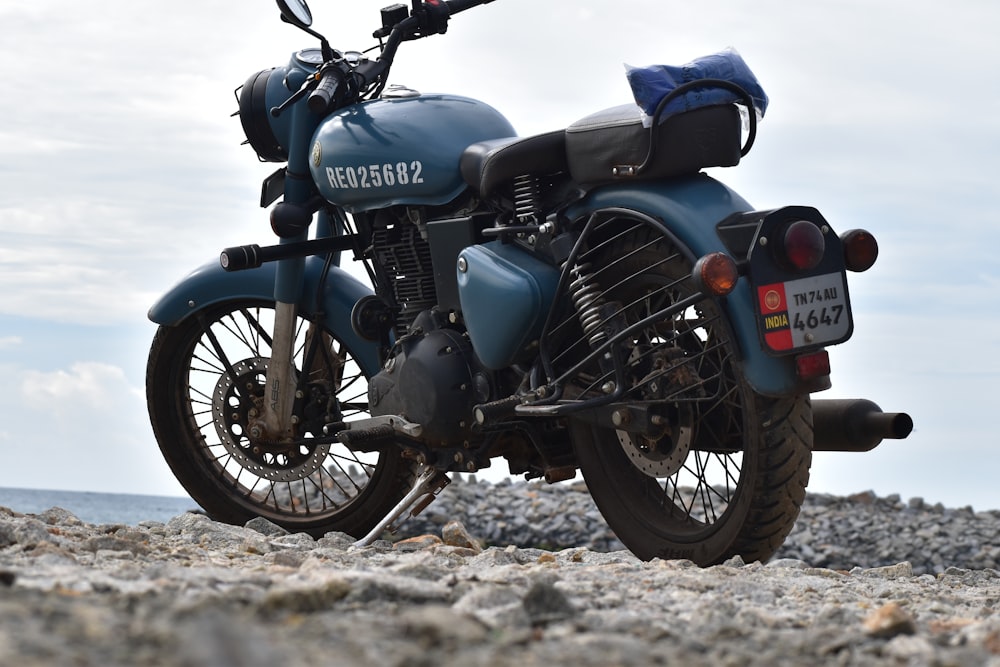 schwarz-graues Motorrad tagsüber auf braunem Sand