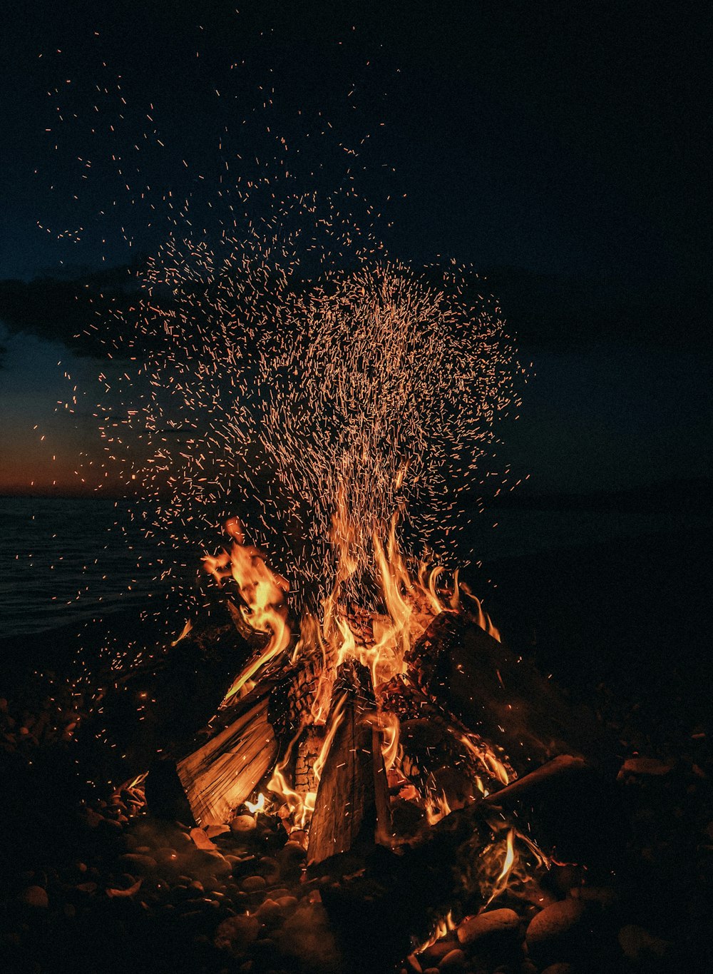 Fotografía de lapso de tiempo de fuegos artificiales durante la noche