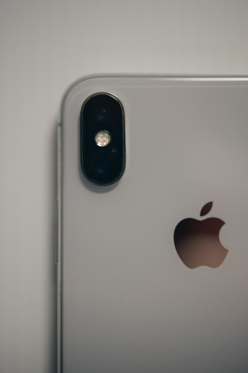 iPhone 6 argenté sur table blanche