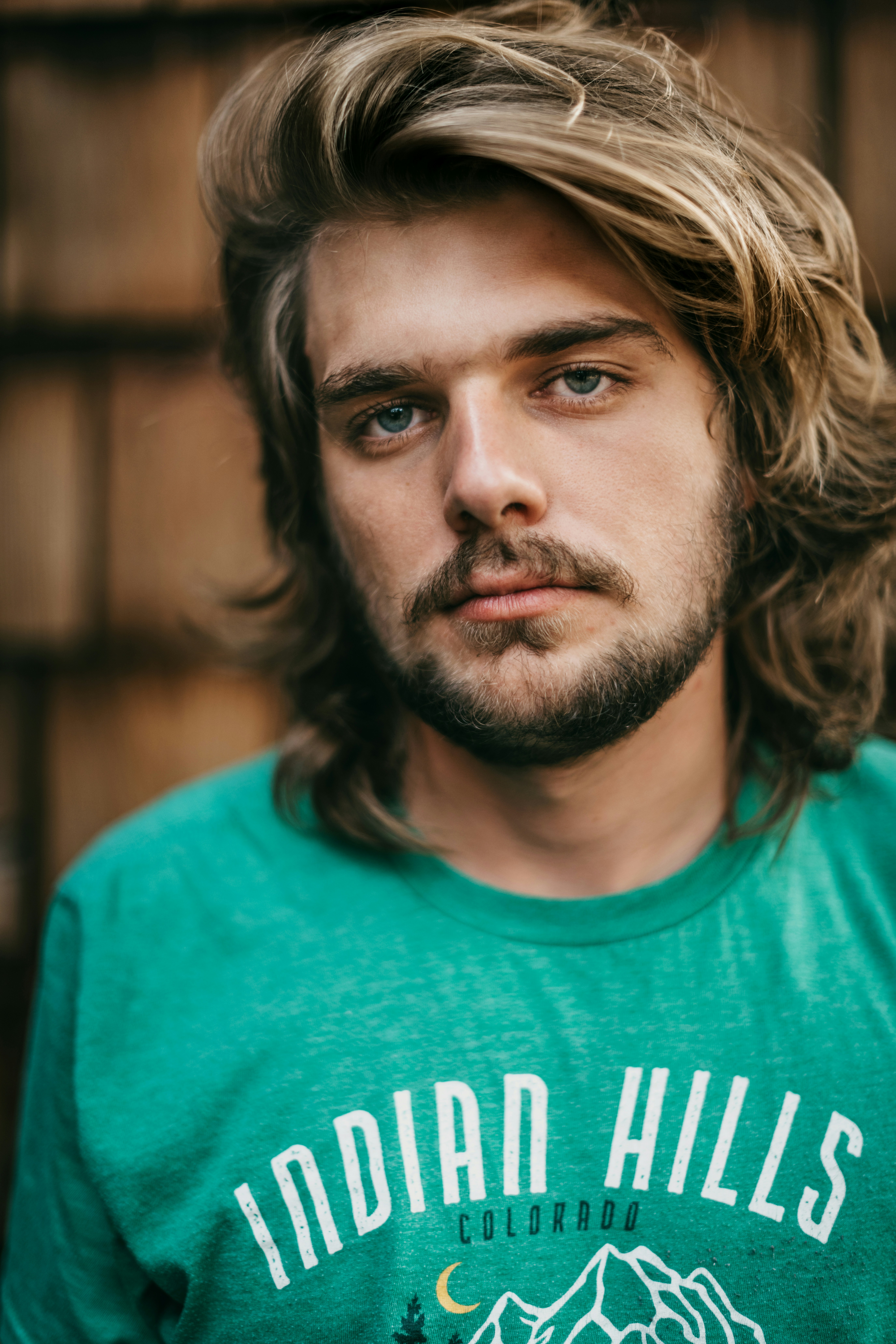 緑のクルーネックシャツを着た男