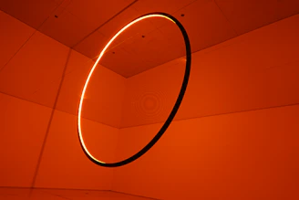 Concentric golden arc rings softly glowing as a decorative background element in the clinic’s lounge.