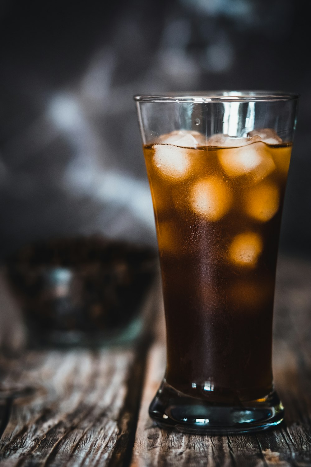 verre à boire transparent avec liquide brun