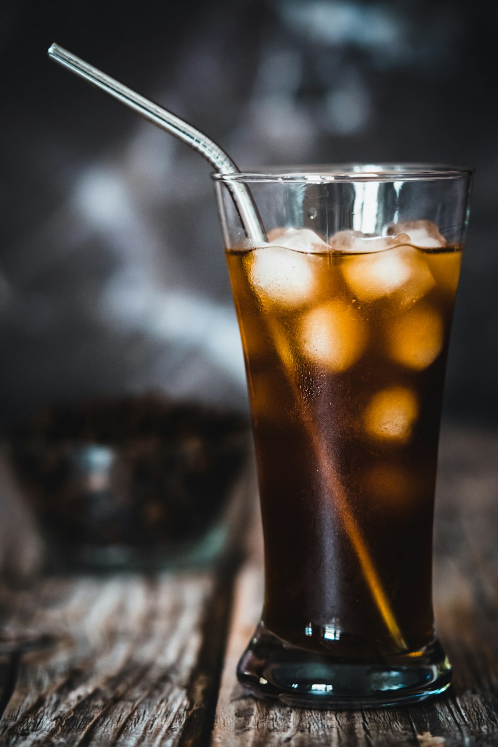 verre à boire transparent avec liquide brun