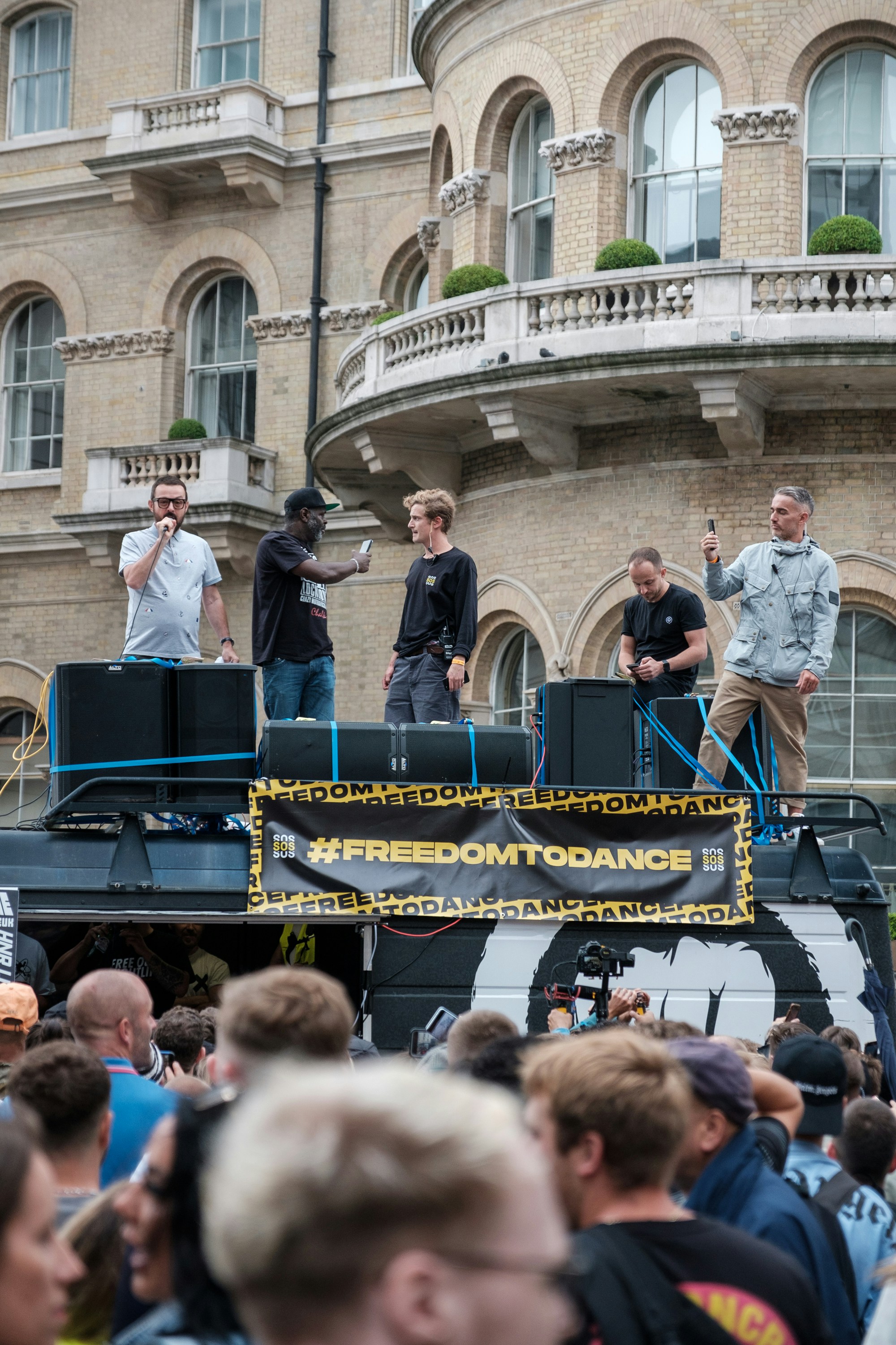 homme en chemise blanche boutonnée debout sur scène