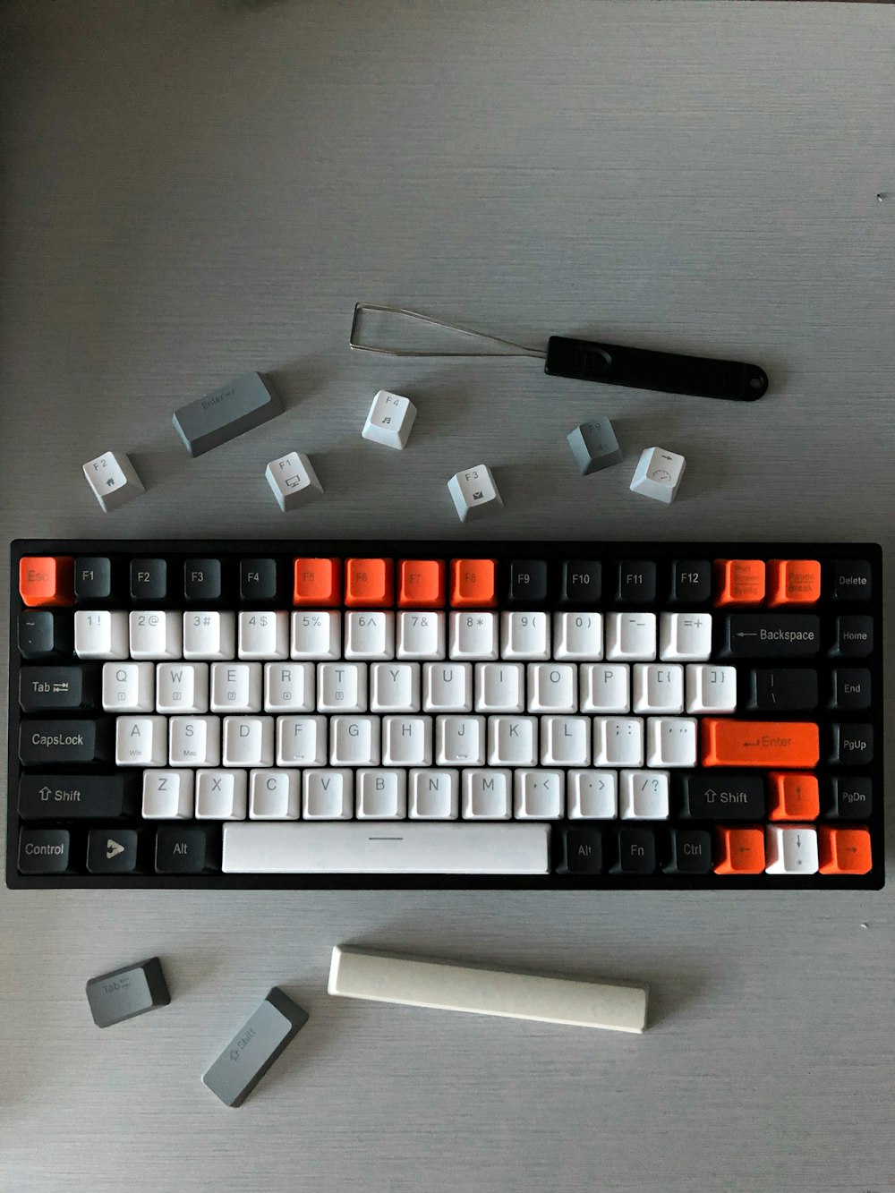 teclado de computador preto e branco