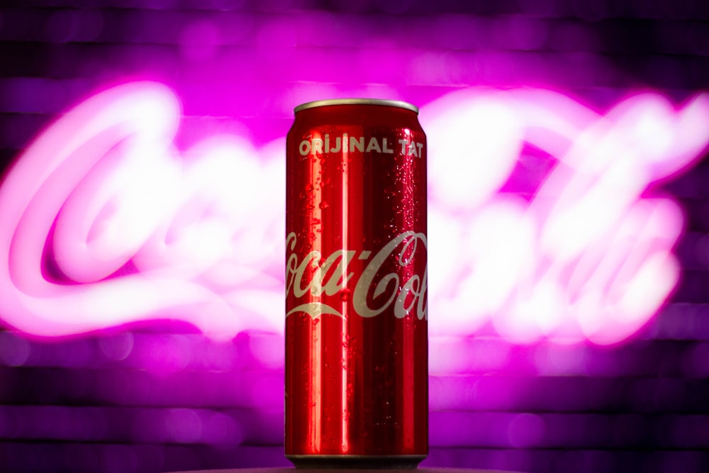 Lata de Coca Cola en fotografía bokeh