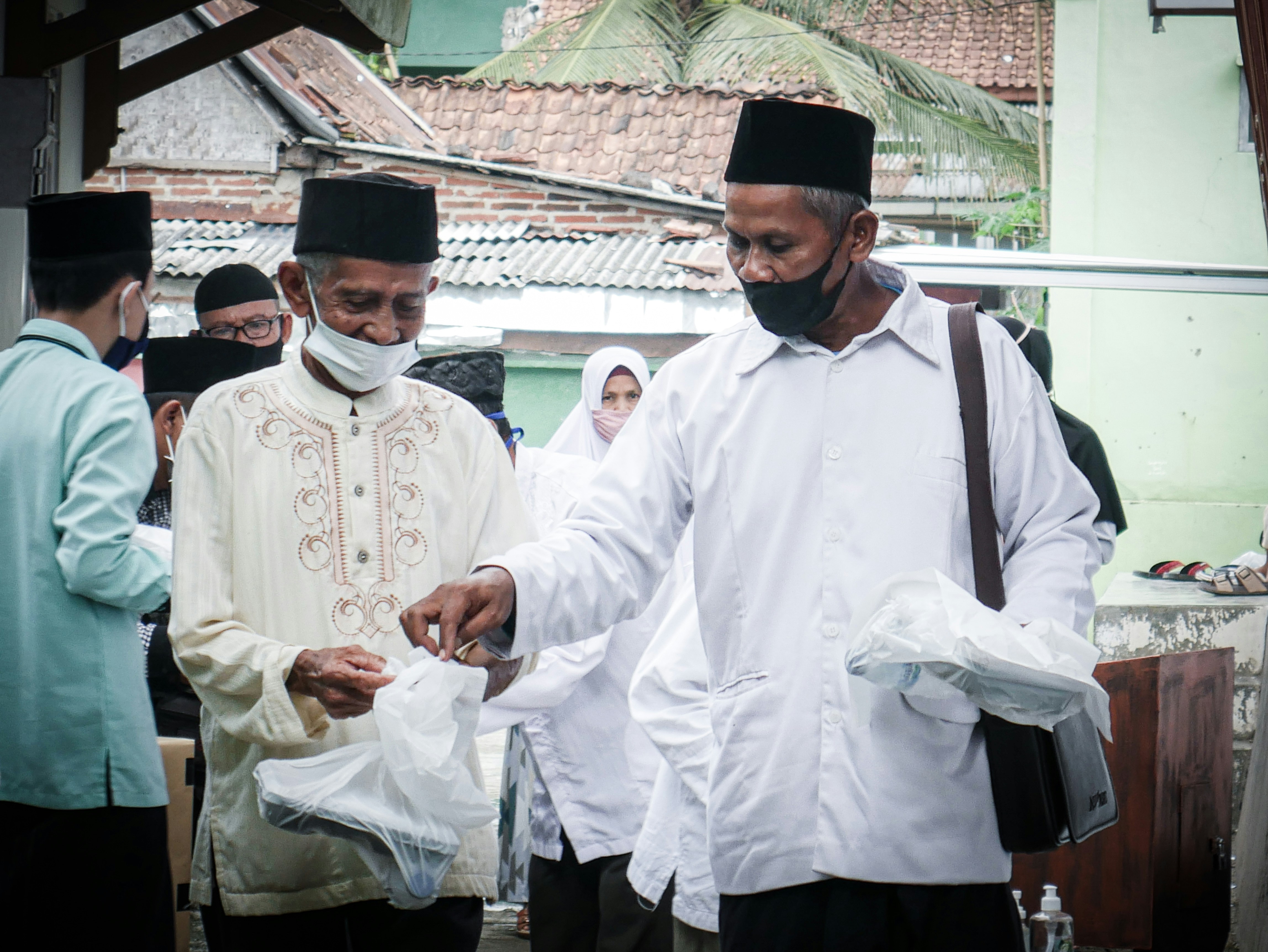 pria berbaju putih thobe berdiri di dekat pria berbaju putih thobe