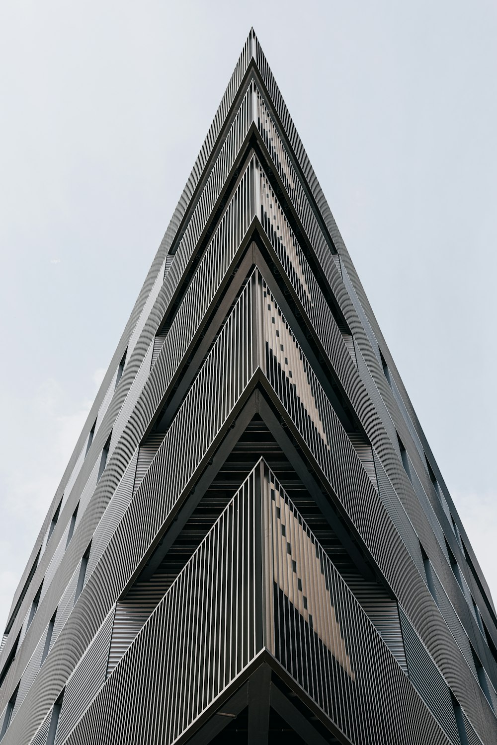 흑백 콘크리트 건물