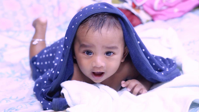 Bebé niño envuelto en una manta azul