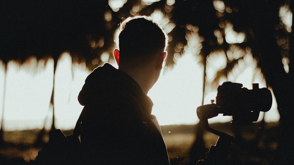 silhouette of man and woman kissing during sunset