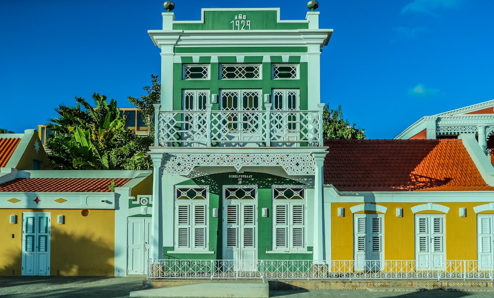 edificio in cemento bianco e rosso