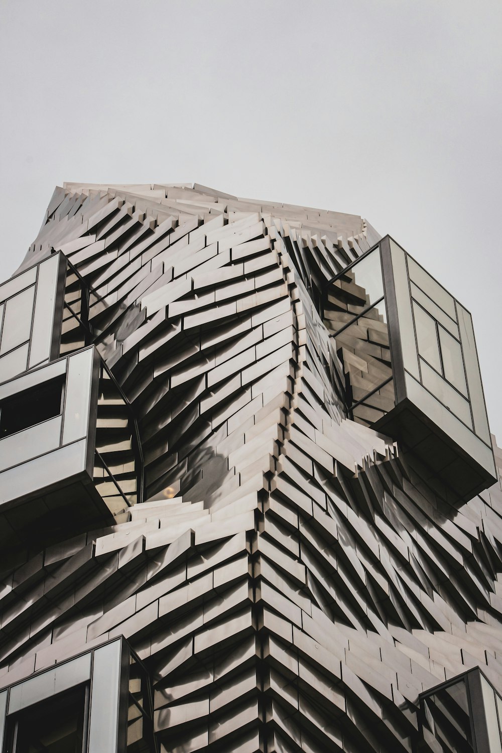 bâtiment en béton brun pendant la journée