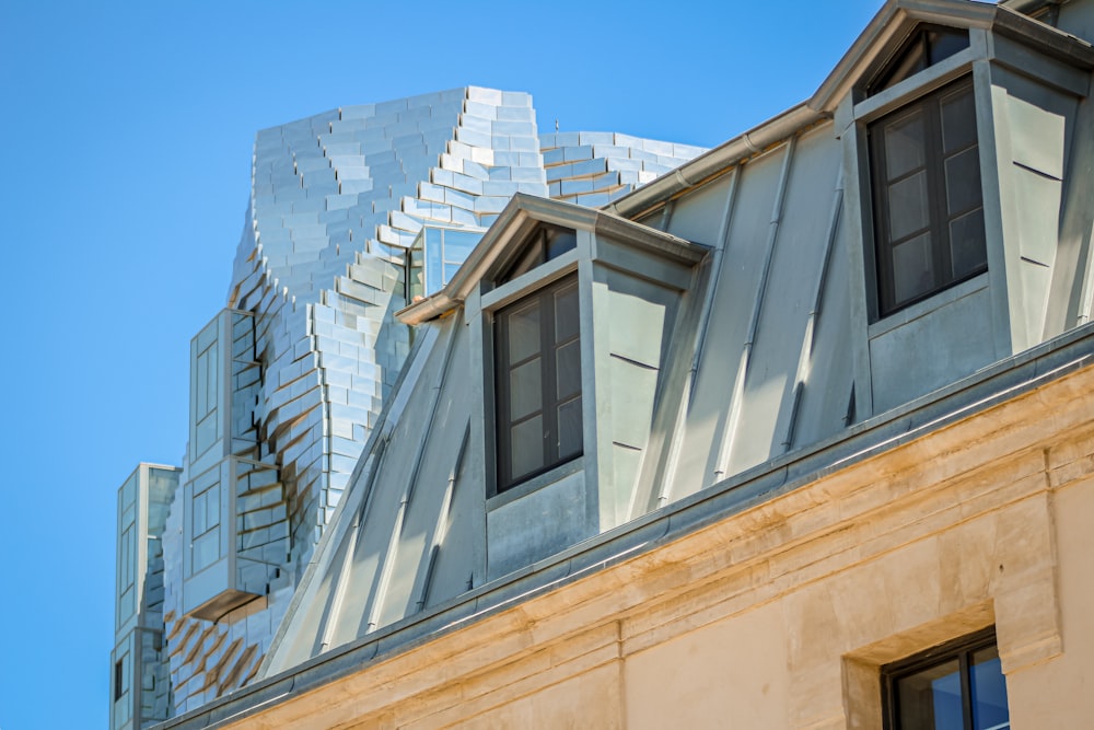 bâtiment en béton blanc pendant la journée