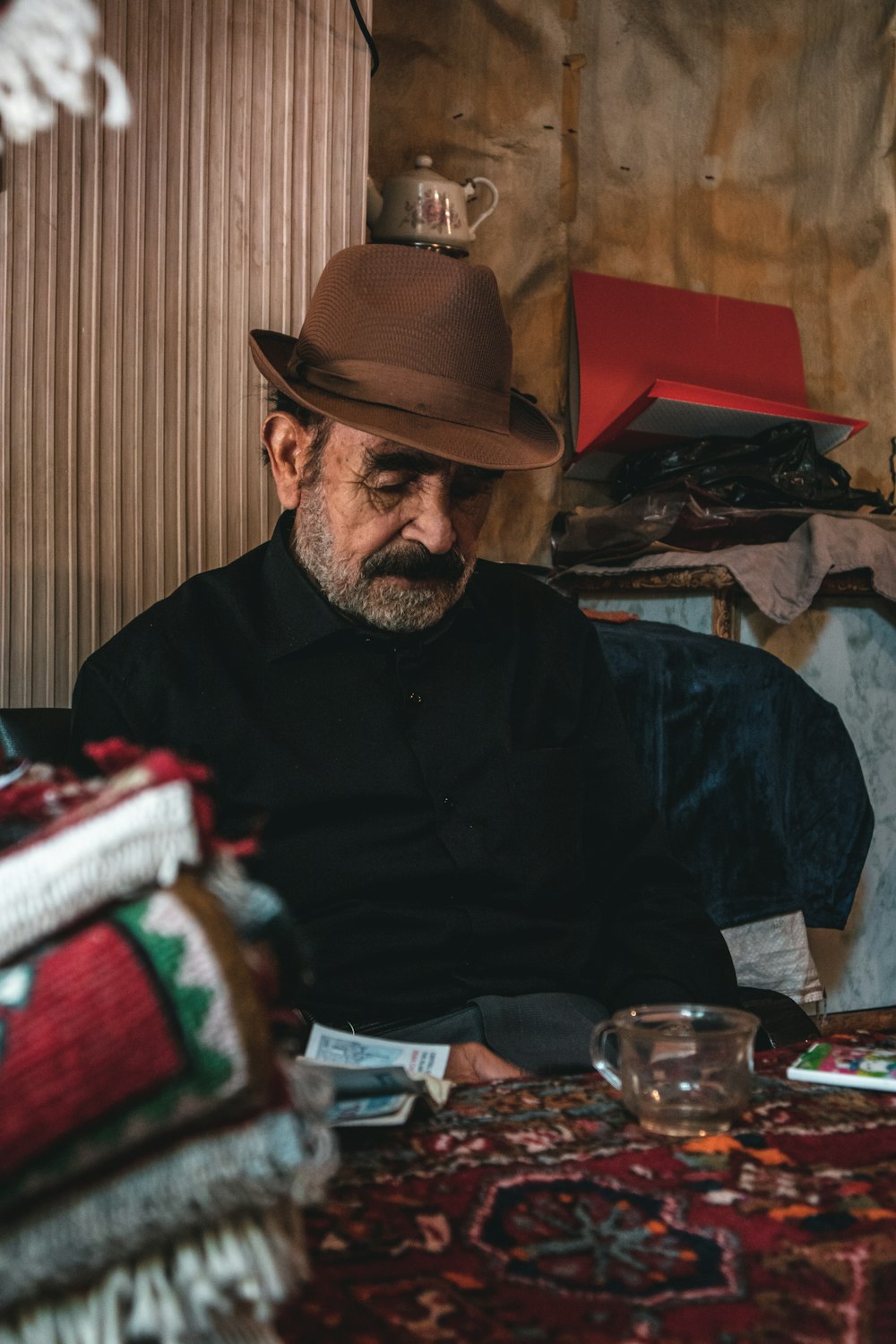 man in black long sleeve shirt wearing brown cowboy hat