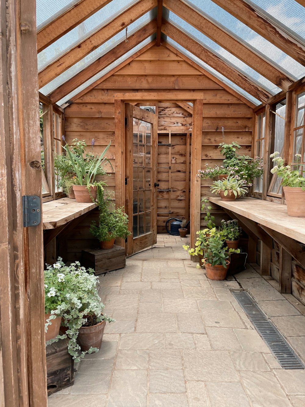 緑の植物のある茶色の木造住宅