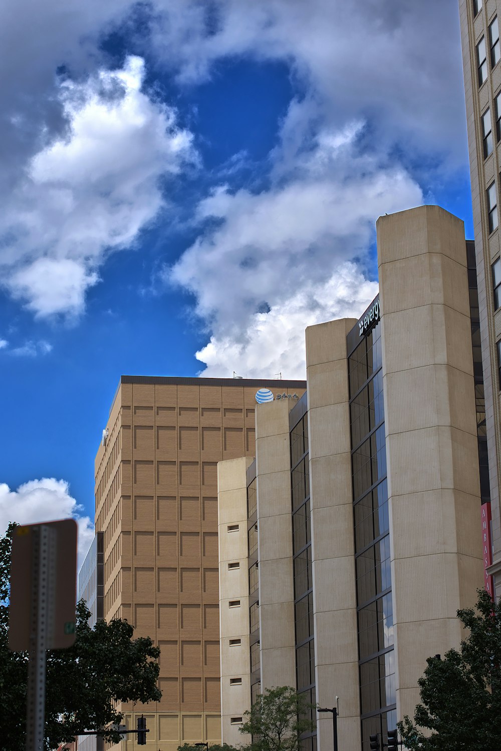 edificio in cemento marrone sotto il cielo blu durante il giorno