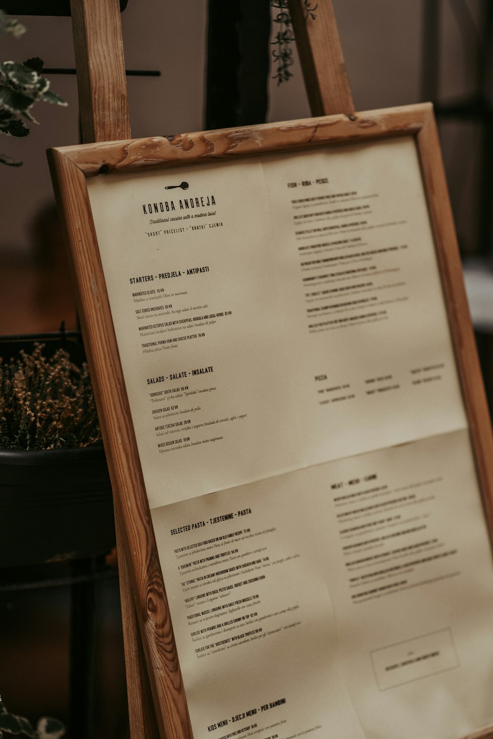 papel de impressora branco na mesa de madeira marrom