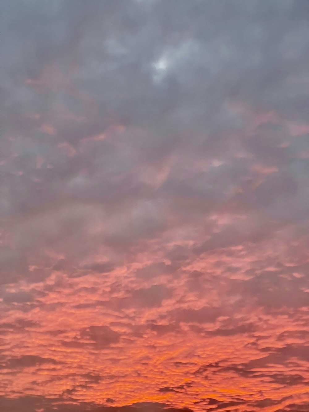 Schwarze Wolken und orangefarbener Himmel