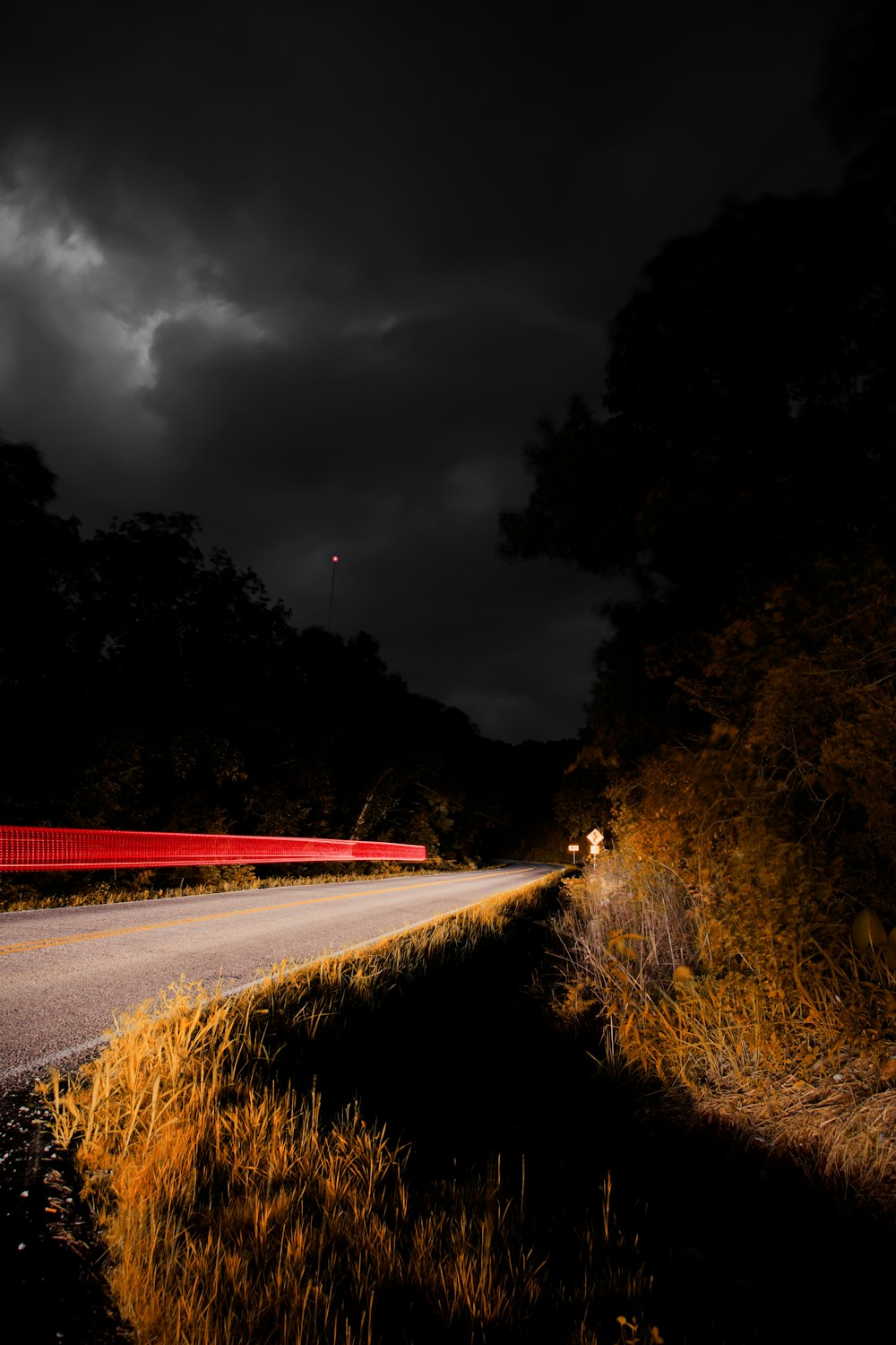 Fotografía de lapso de tiempo de la carretera durante la noche