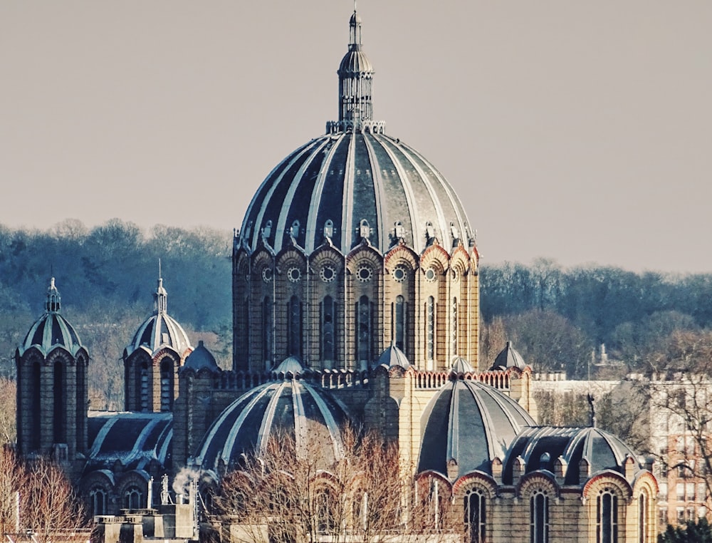 Bâtiment en béton blanc et bleu