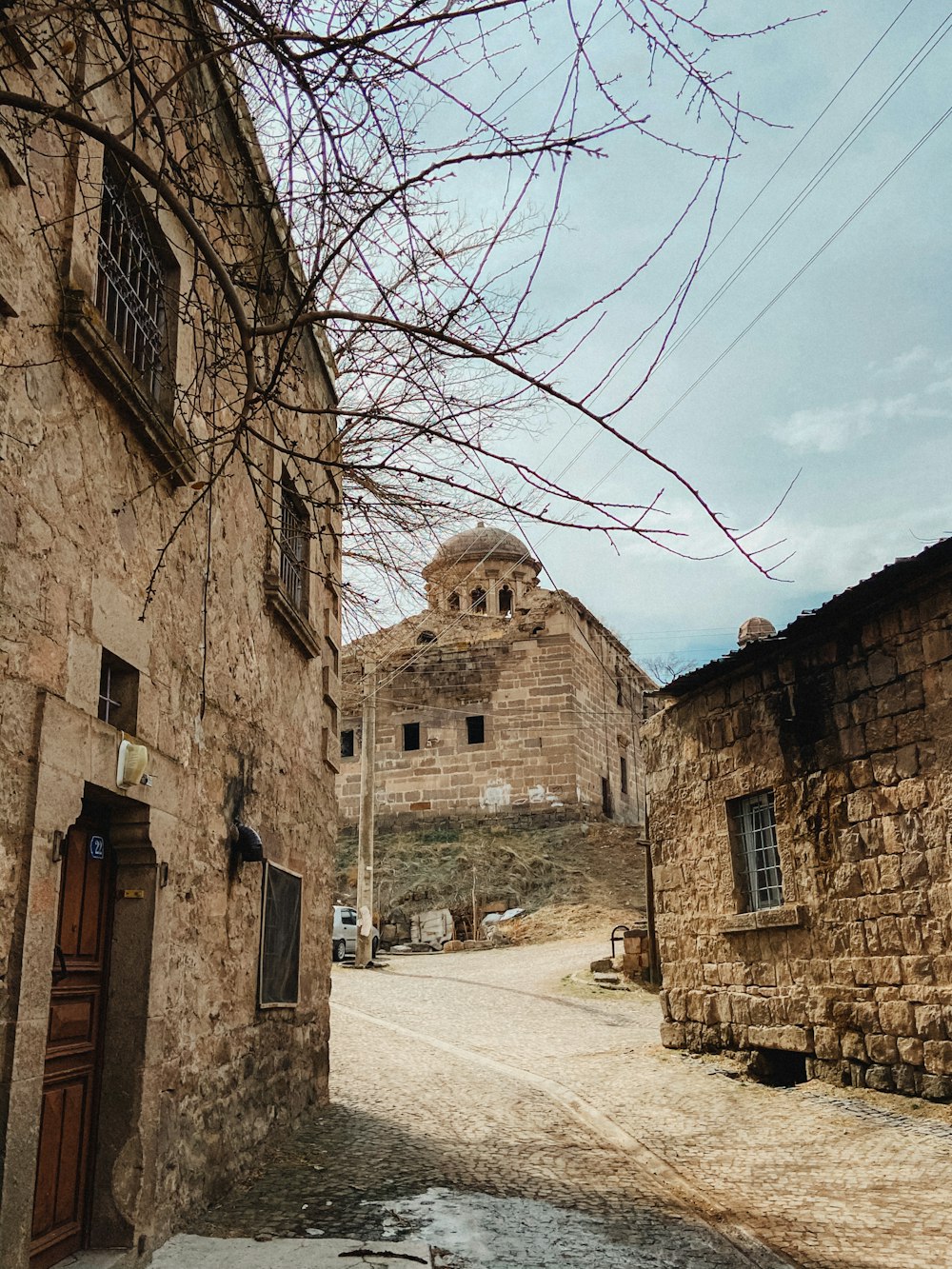 edificio in mattoni marroni sotto il cielo blu durante il giorno