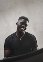 man in black crew neck t-shirt