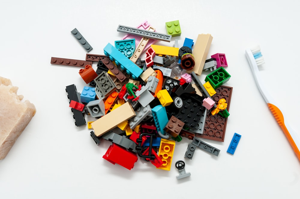 Blocs Lego sur table blanche