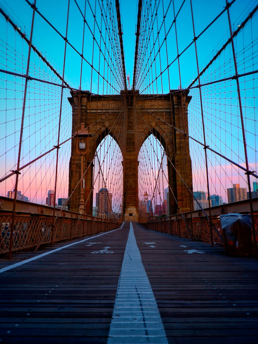 Puente marrón bajo el cielo azul durante el día