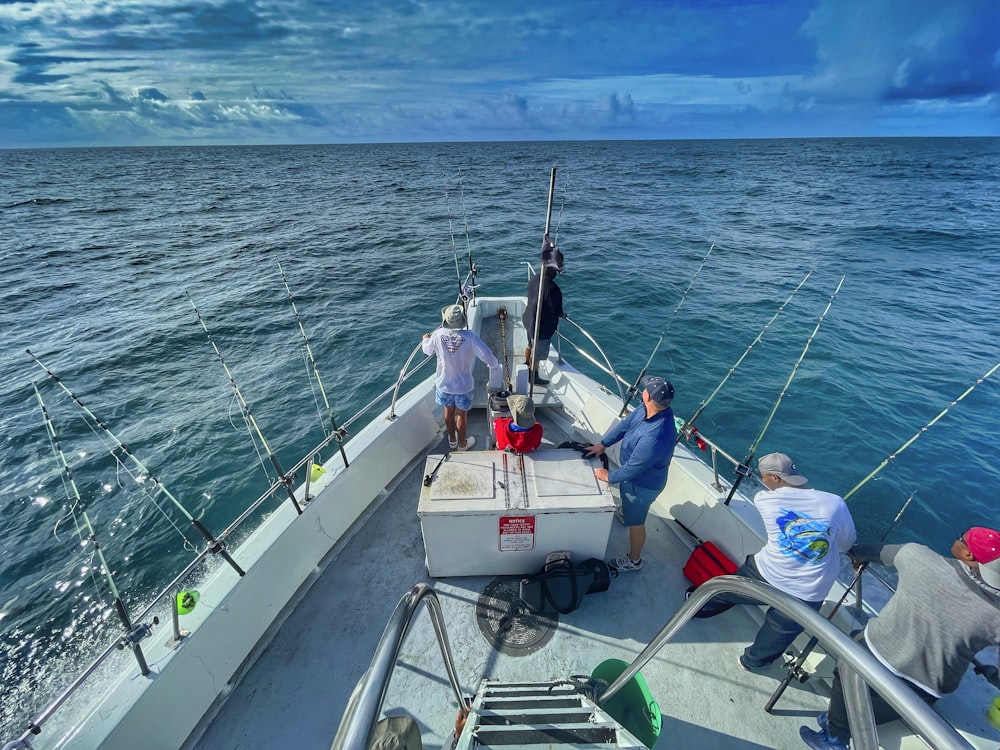 Menschen, die tagsüber auf einem weißen Boot fahren