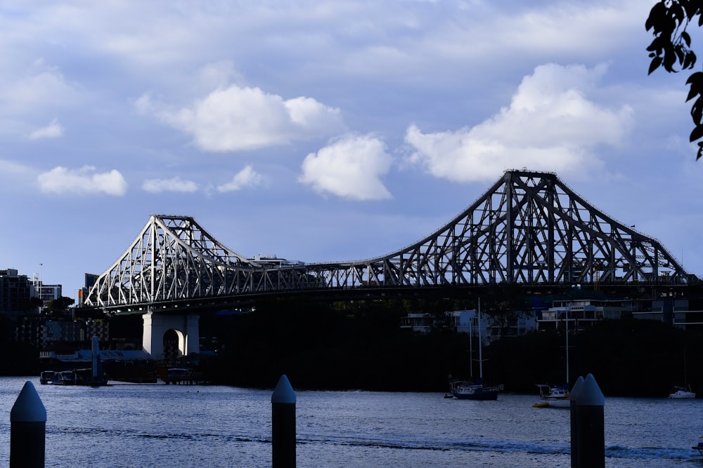 ponte sobre o corpo de água sob o céu nublado durante o dia