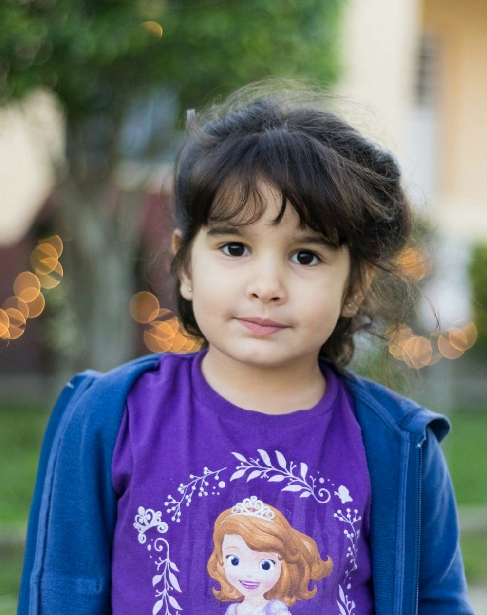 menina na camisa azul e rosa do pescoço da tripulação