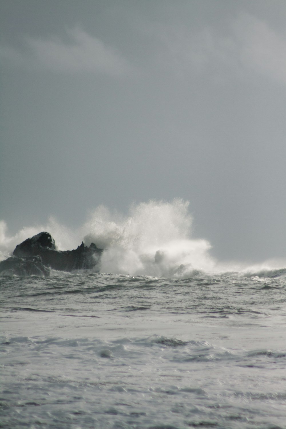 昼間に岩石層に打ち寄せる海の波