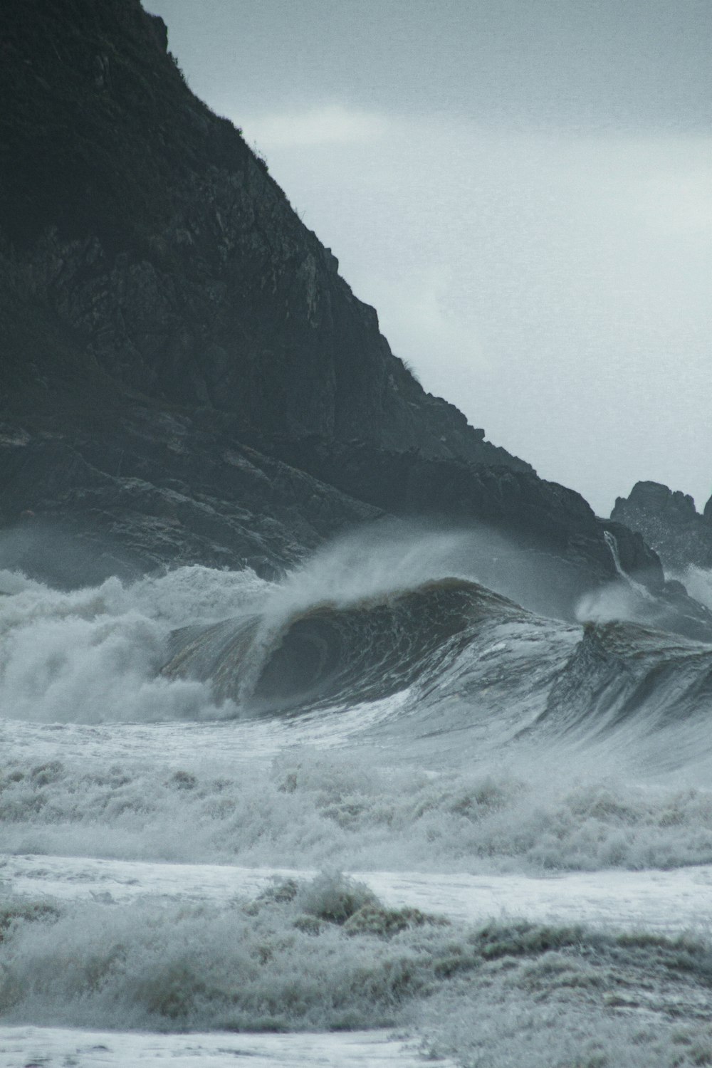 ocean waves crashing on shore