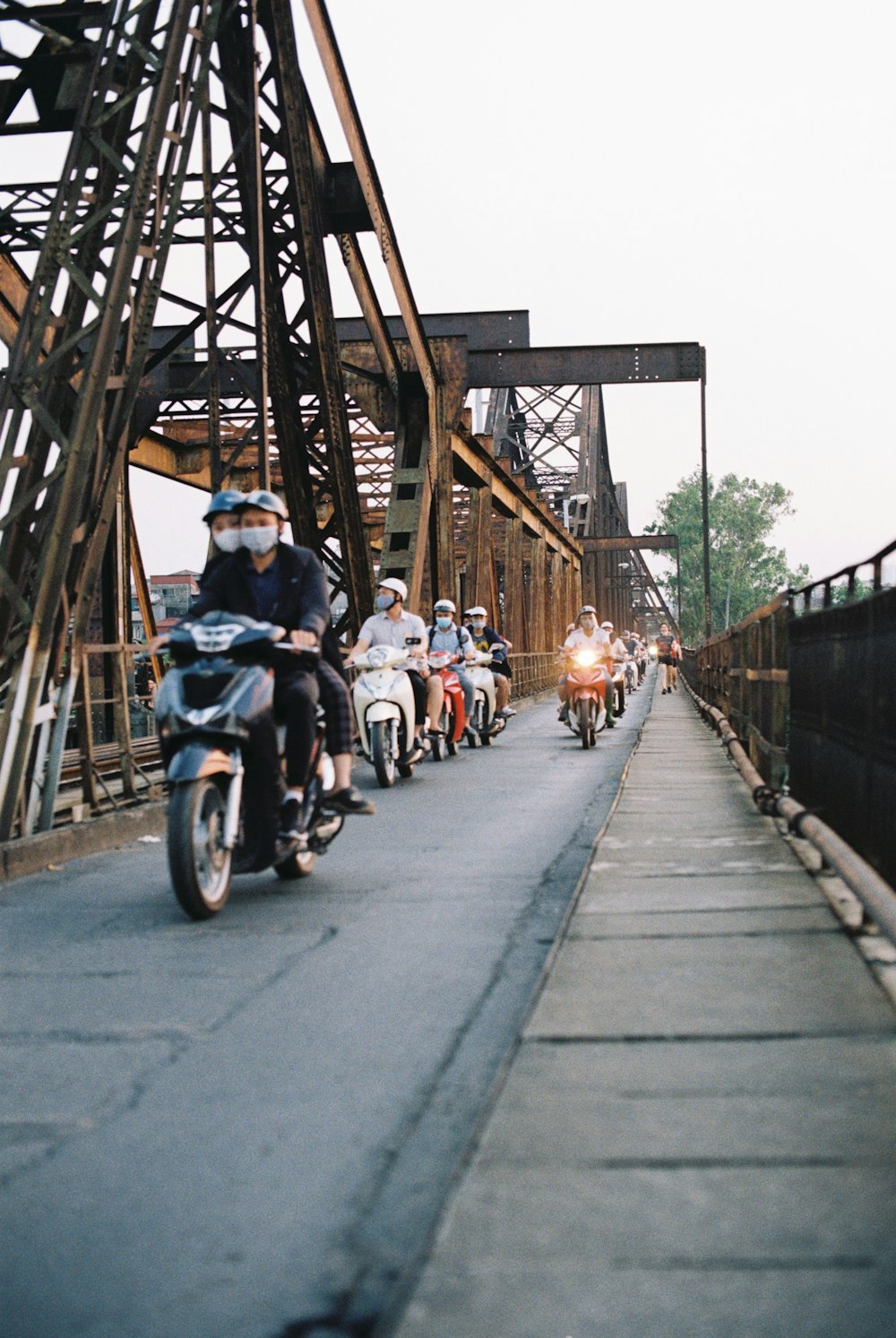 Menschen, die tagsüber Motorrad auf der Straße fahren