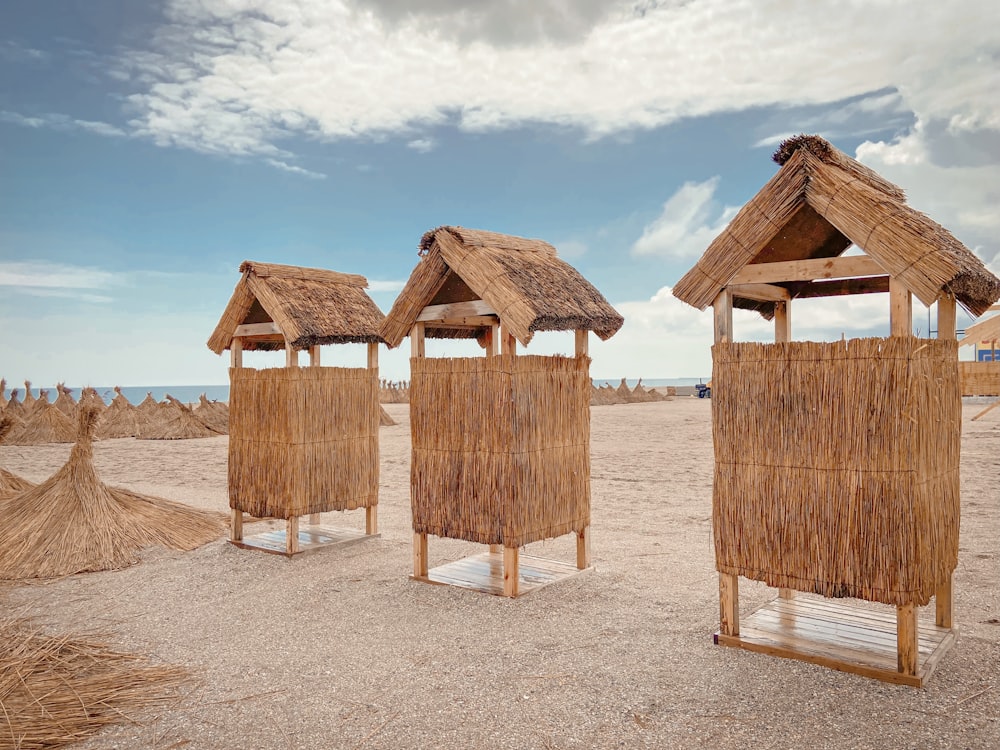 Casas de madera marrón en la orilla de la playa durante el día
