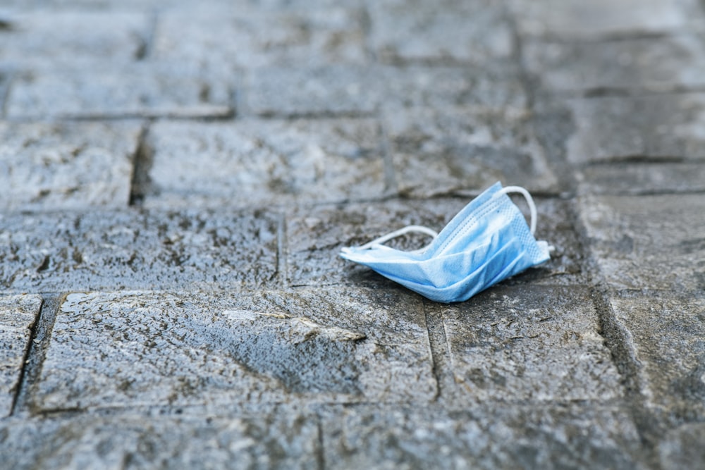 sacchetto di plastica bianco sul pavimento di cemento grigio