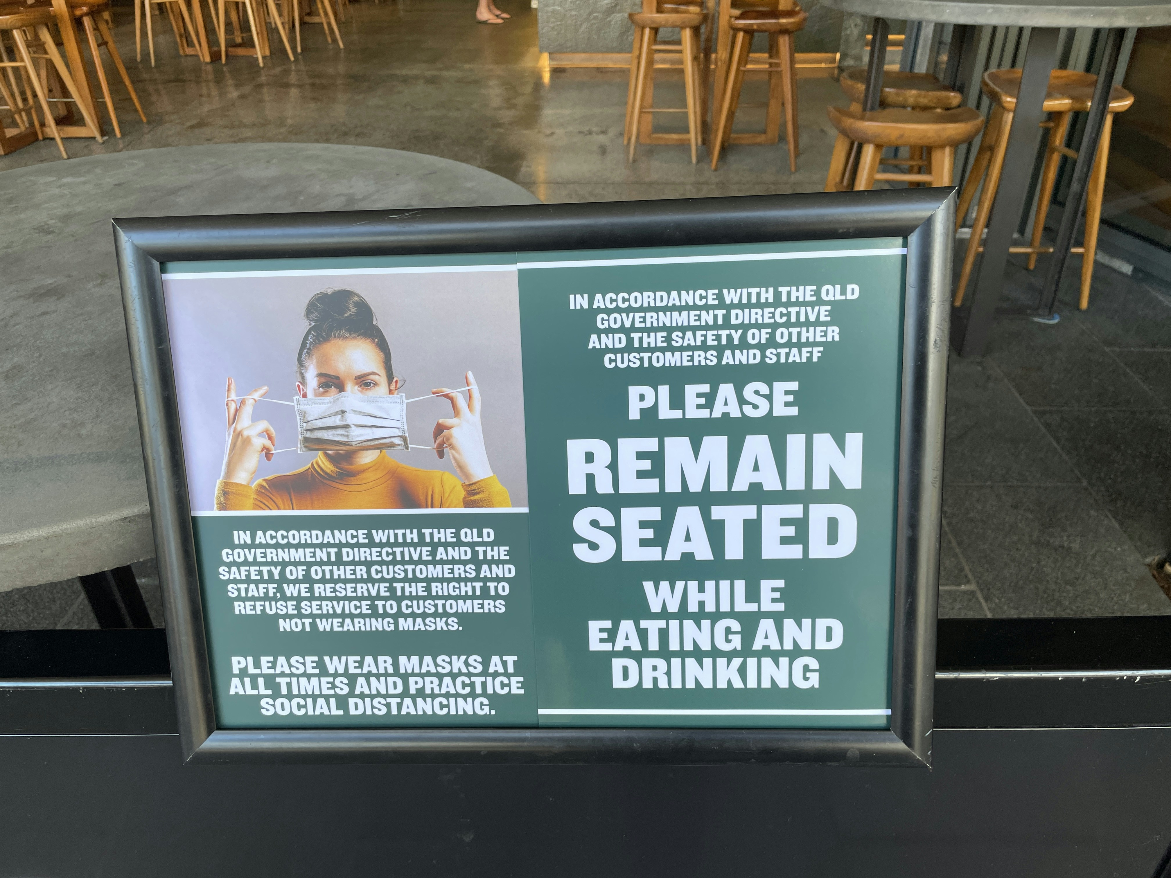 segnaletica bianca e blu incorniciata nera