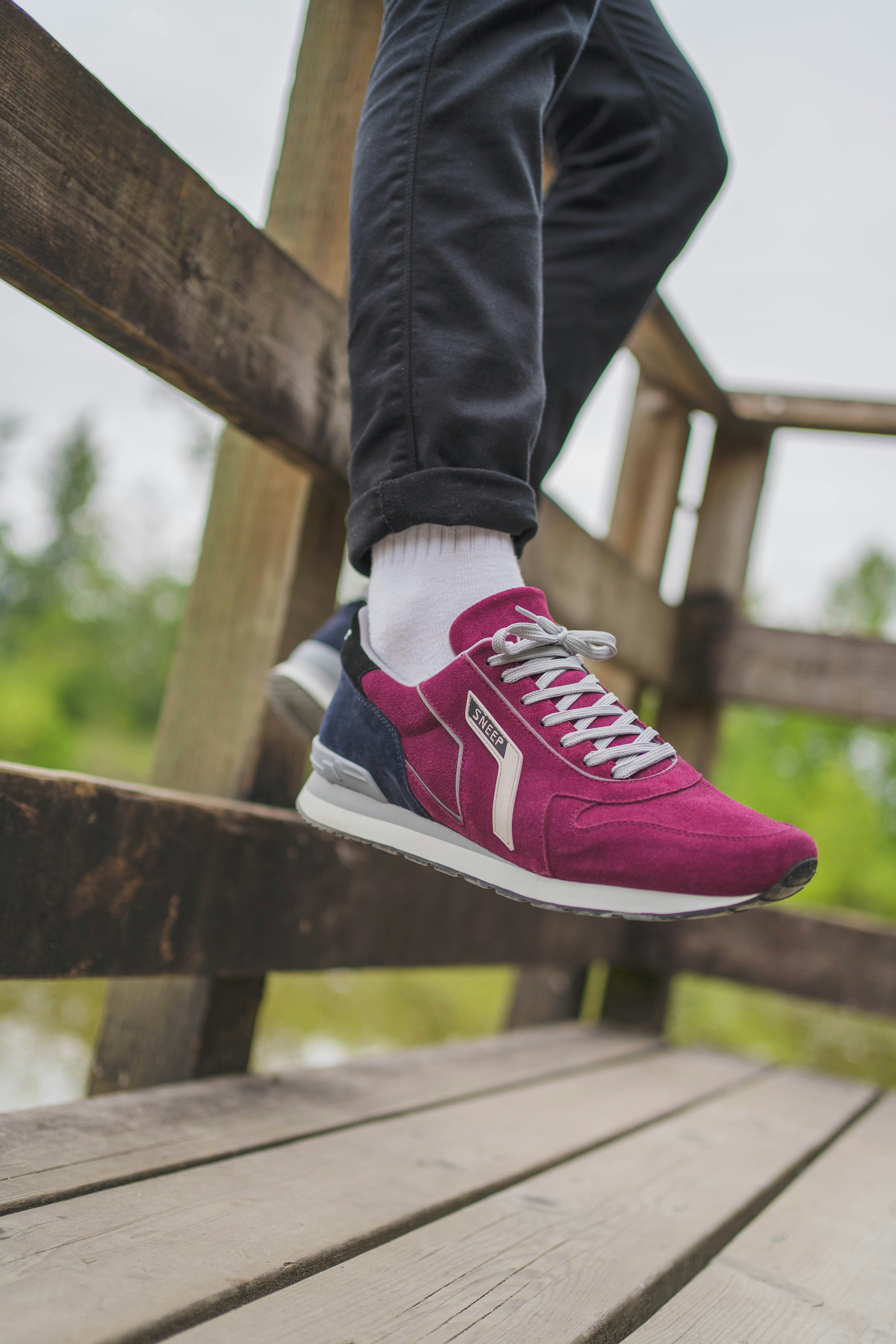 黒とピンクのナイキ スニーカーを履いている人の写真 Unsplashで見つけるスニーカーの無料写真