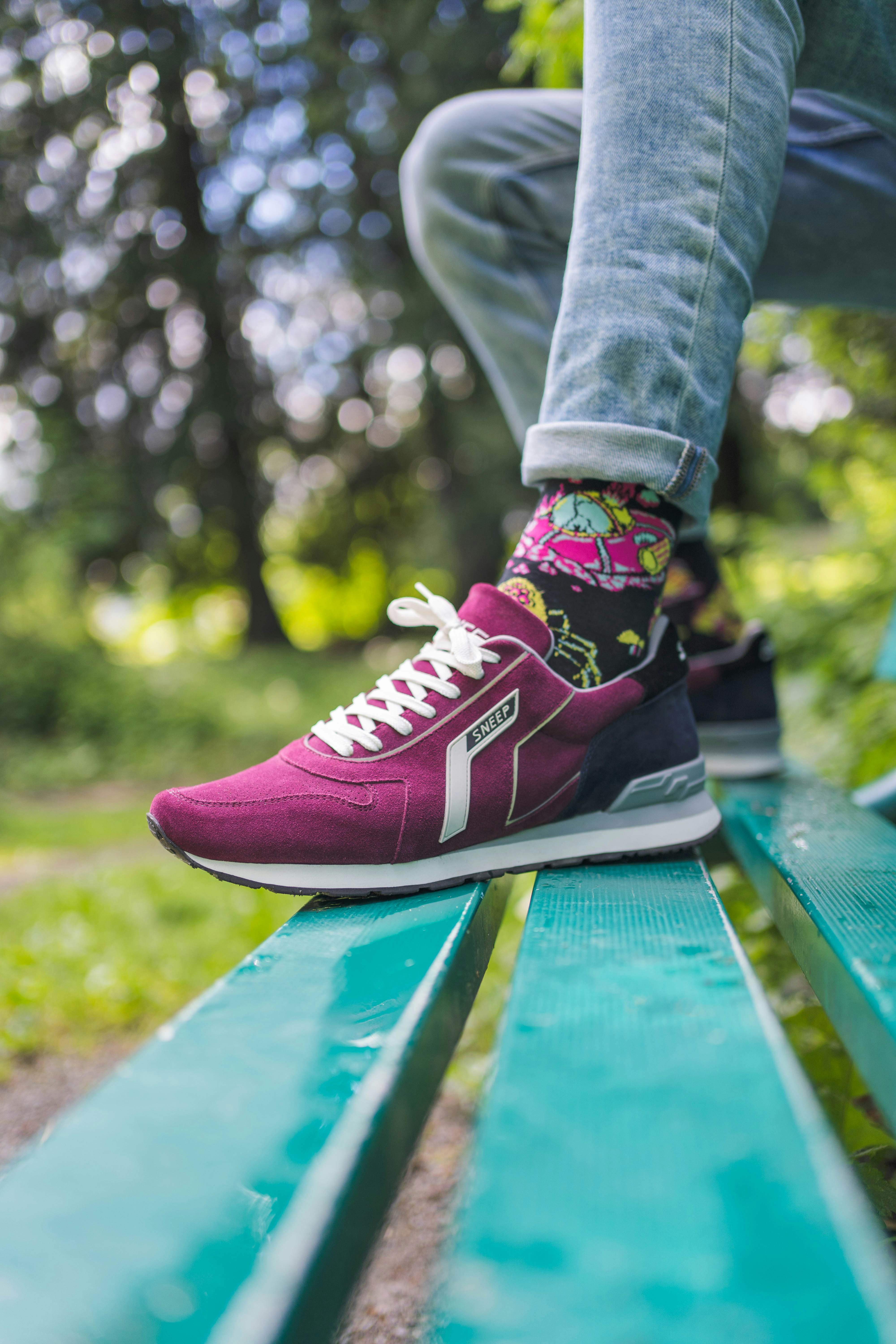 Person in rosa und weißen Nike Sneakers