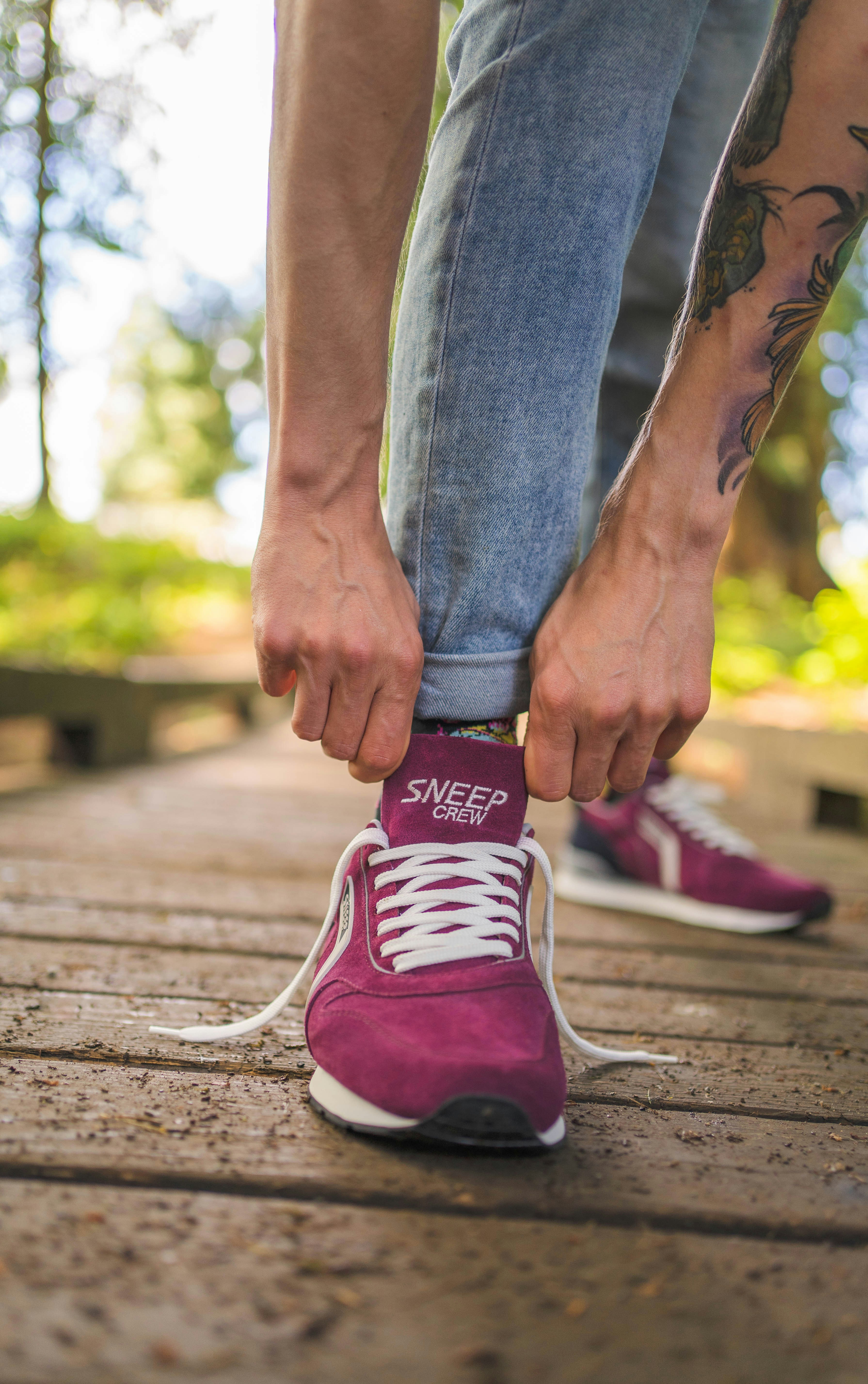 ブルーのデニム ジーンズとピンクと白のアディダス スニーカーを履いた人の写真 Unsplashで見つけるスニーカーの無料写真