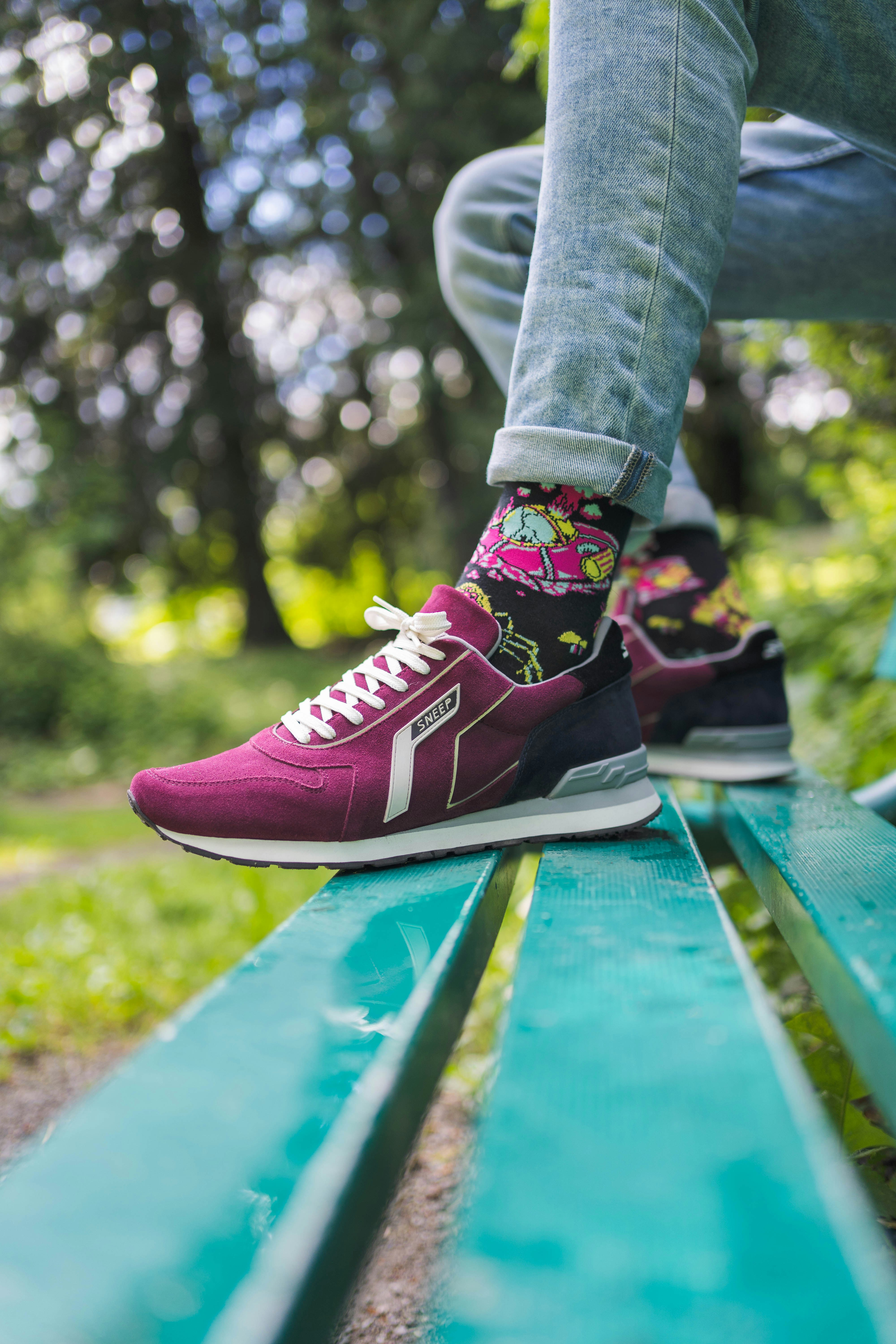 Persona in scarpe da ginnastica Nike rosa e bianche