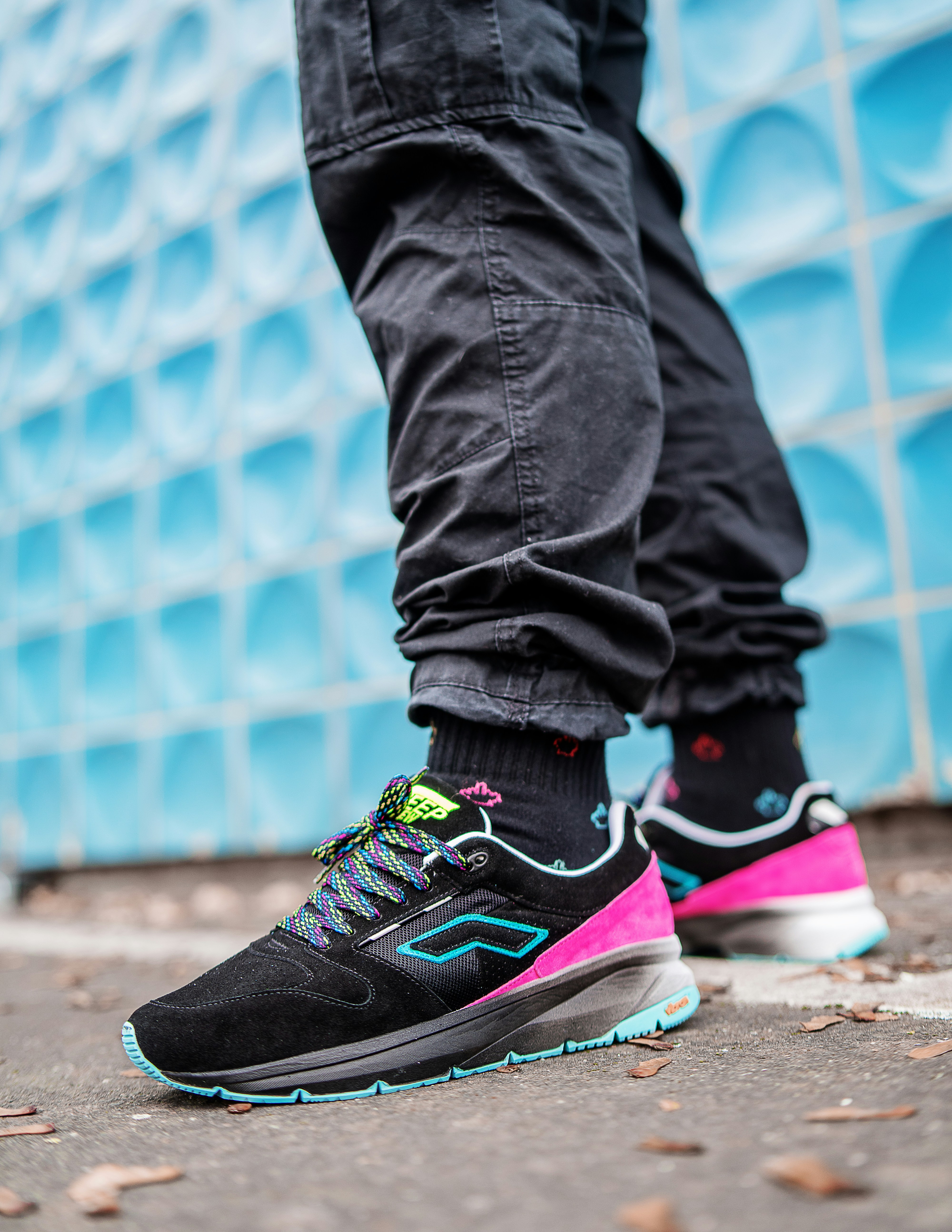 黒のデニム ジーンズと黒とピンクのナイキ スニーカーの人の写真 Unsplashの無料スニーカー写真