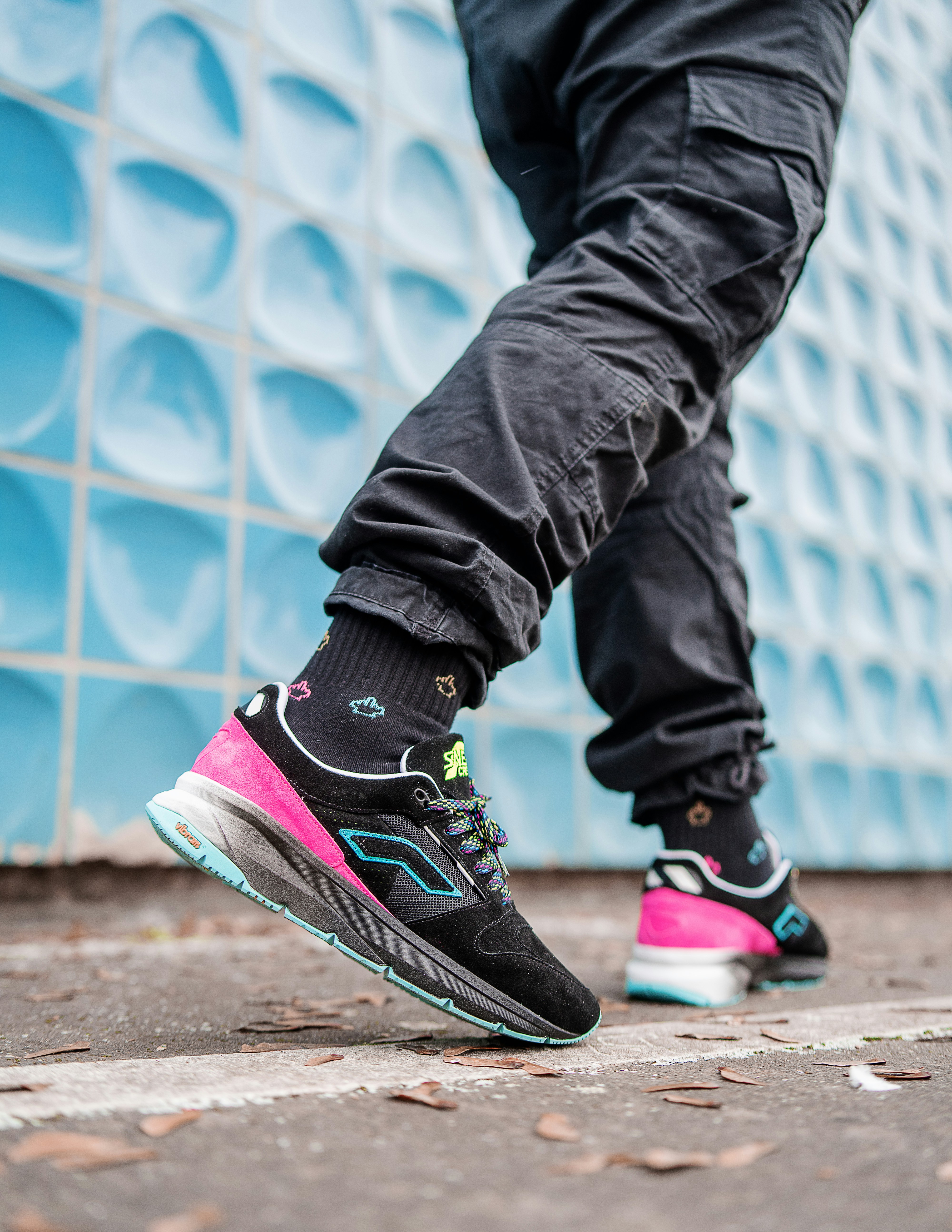 黒いズボンとピンクと黒のナイキ スニーカーの人の写真 Unsplashで見つけるスニーカーの無料写真