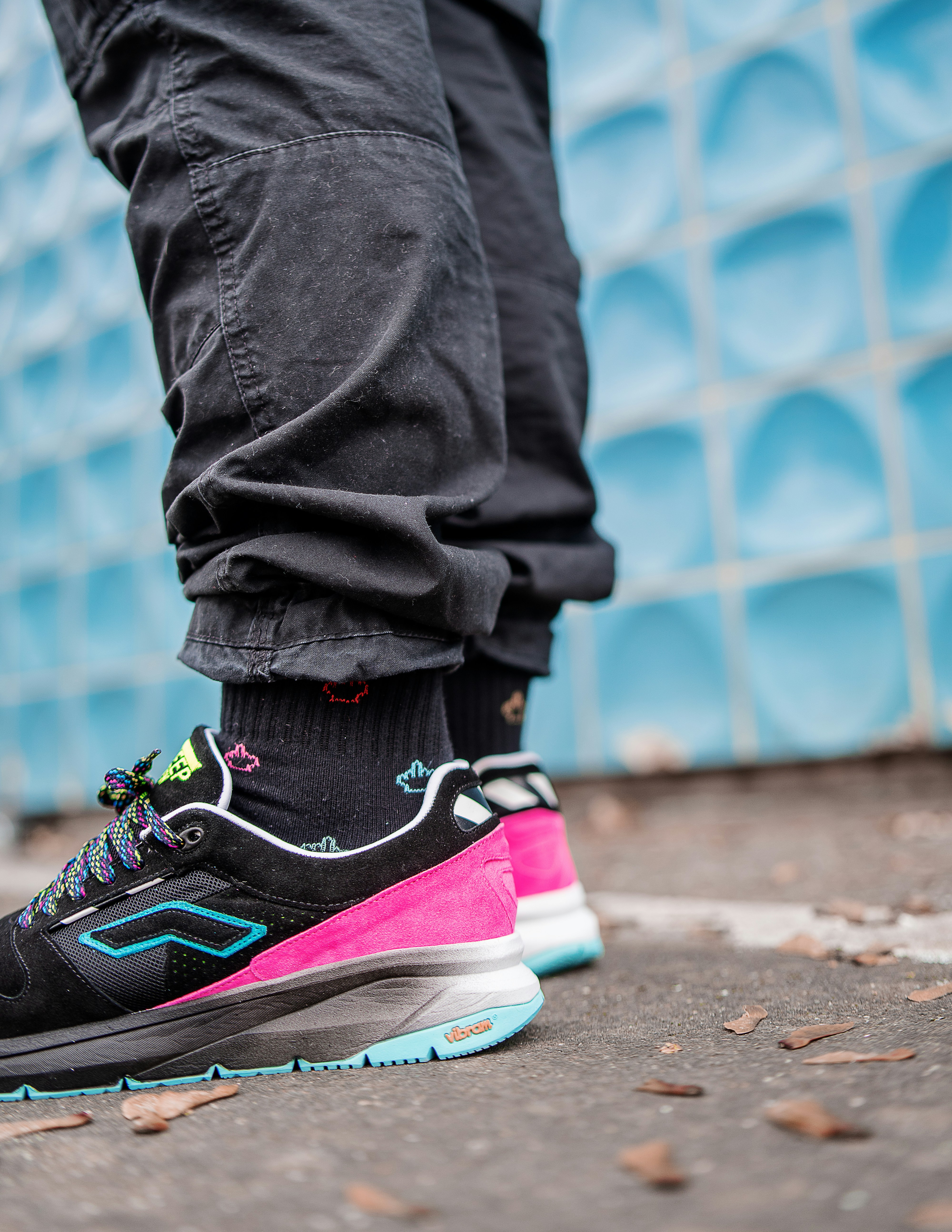黒ピンクと白のナイキ スニーカーを履いている黒のズボンの人の写真 Unsplashの無料スニーカー写真