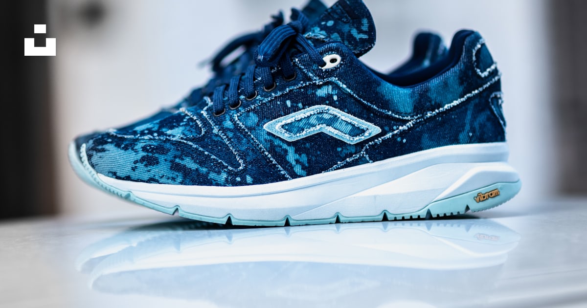 Blue and white nike athletic shoe photo â Free Sneaker Image on Unsplash