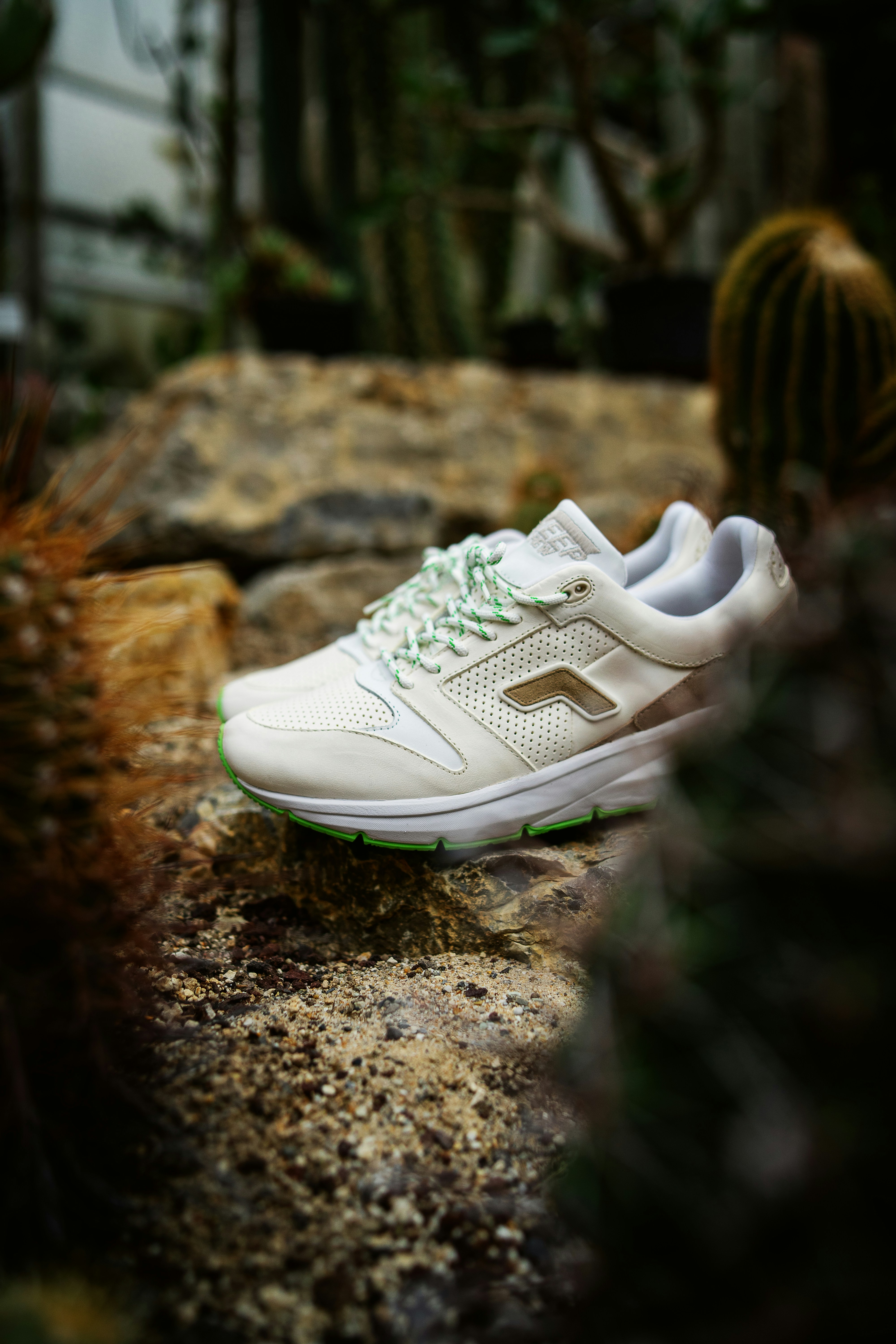 Zapatillas deportivas Nike blancas sobre suelo marrón