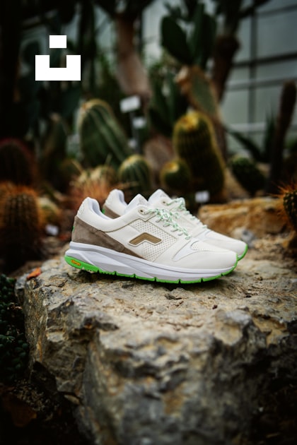 Green and white nike athletic shoes photo – Free Sneaker Image on Unsplash