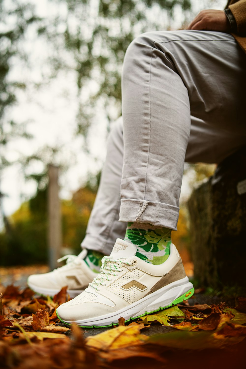 Foto persona con pantalones grises y zapatos deportivos nike verdes y blancos – Zapatilla gratis en Unsplash