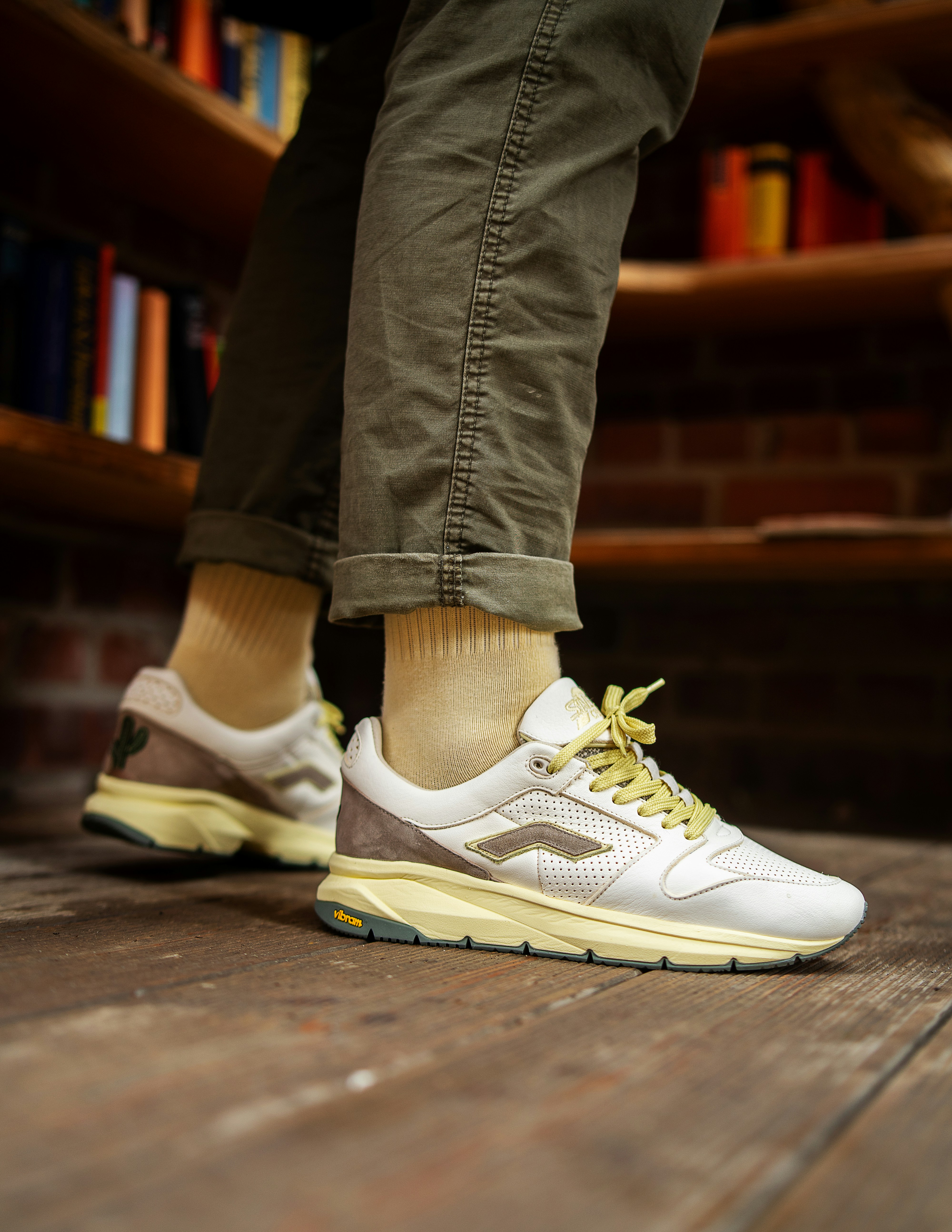 Persona con jeans de mezclilla grises y zapatos deportivos Nike amarillos